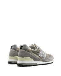 Baskets basses en daim gris foncé New Balance