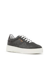 Baskets basses en daim gris foncé Axel Arigato