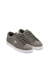 Baskets basses en daim gris foncé Prada