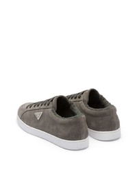 Baskets basses en daim gris foncé Prada