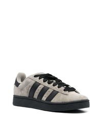 Baskets basses en daim grises adidas