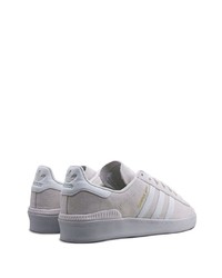 Baskets basses en daim grises adidas