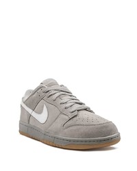 Baskets basses en daim grises Nike