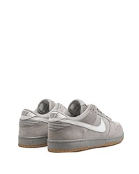 Baskets basses en daim grises Nike