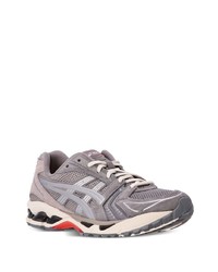 Baskets basses en daim grises Asics