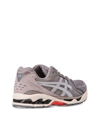 Baskets basses en daim grises Asics