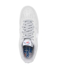 Baskets basses en daim grises Nike