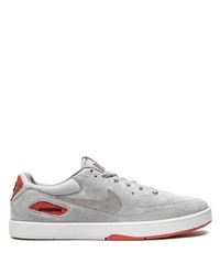 Baskets basses en daim grises Nike