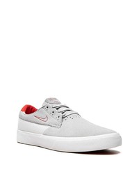 Baskets basses en daim grises Nike