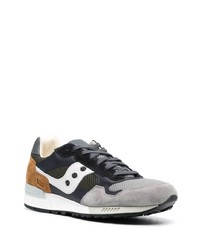 Baskets basses en daim grises Saucony