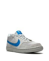 Baskets basses en daim grises Nike