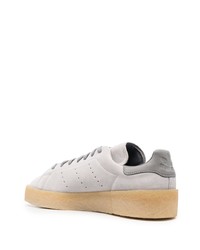 Baskets basses en daim grises adidas