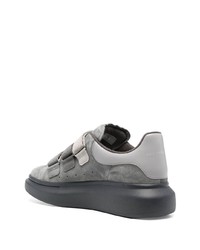 Baskets basses en daim grises Alexander McQueen