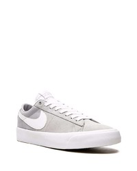 Baskets basses en daim grises Nike