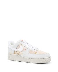 Baskets basses en daim imprimées blanches Nike