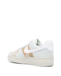 Baskets basses en daim imprimées blanches Nike