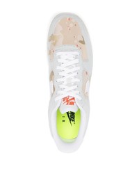 Baskets basses en daim imprimées blanches Nike