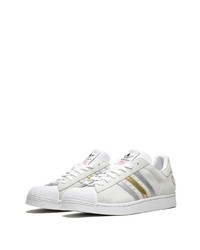 Baskets basses en daim imprimées blanches adidas