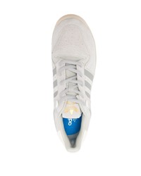 Baskets basses en daim imprimées grises adidas