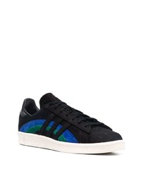 Baskets basses en daim imprimées noires adidas