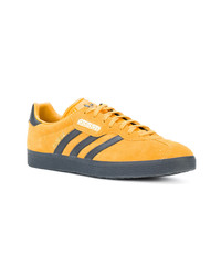 Baskets basses en daim jaunes adidas