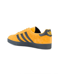 Baskets basses en daim jaunes adidas