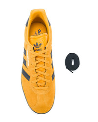 Baskets basses en daim jaunes adidas