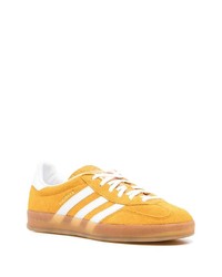 Baskets basses en daim jaunes adidas