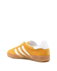 Baskets basses en daim jaunes adidas