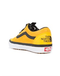 Baskets basses en daim jaunes Vans