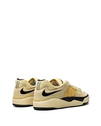 Baskets basses en daim jaunes Nike