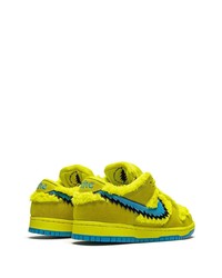 Baskets basses en daim jaunes Nike