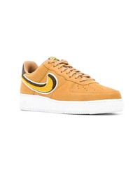 Baskets basses en daim marron clair Nike