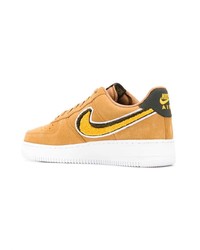 Baskets basses en daim marron clair Nike