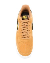 Baskets basses en daim marron clair Nike