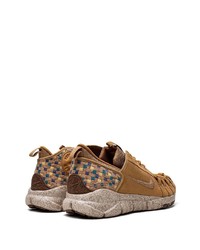 Baskets basses en daim marron clair Nike