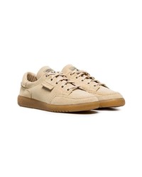 Baskets basses en daim marron clair adidas