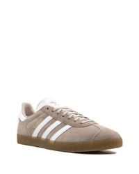 Baskets basses en daim marron clair adidas