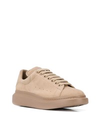 Baskets basses en daim marron clair Alexander McQueen