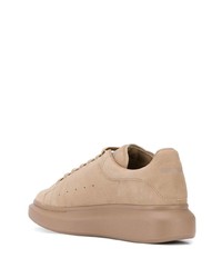 Baskets basses en daim marron clair Alexander McQueen