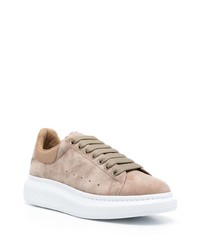 Baskets basses en daim marron clair Alexander McQueen