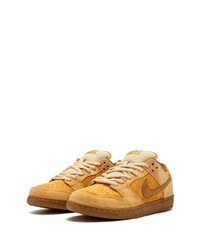 Baskets basses en daim marron clair Nike