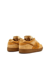 Baskets basses en daim marron clair Nike