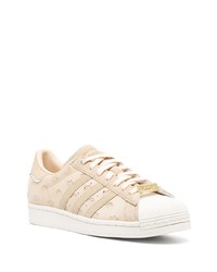 Baskets basses en daim marron clair adidas