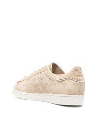 Baskets basses en daim marron clair adidas