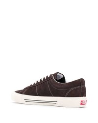 Baskets basses en daim marron foncé Vans