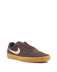 Baskets basses en daim marron foncé Nike