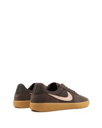 Baskets basses en daim marron foncé Nike