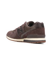 Baskets basses en daim marron New Balance