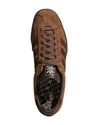 Baskets basses en daim marron adidas